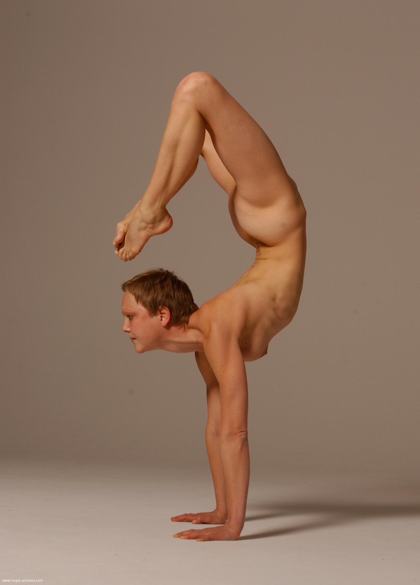 Ellen Nude Yoga Part 1 082903 006 Ellennudeyogapart1 082903 006 Image 8848609