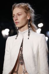 24428581_Alexander_McQueen_julia_nobis0.