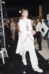24428585_Alexander_McQueen_julia_nobis2.