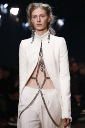 24428586_Alexander_McQueen_julia_nobis3.