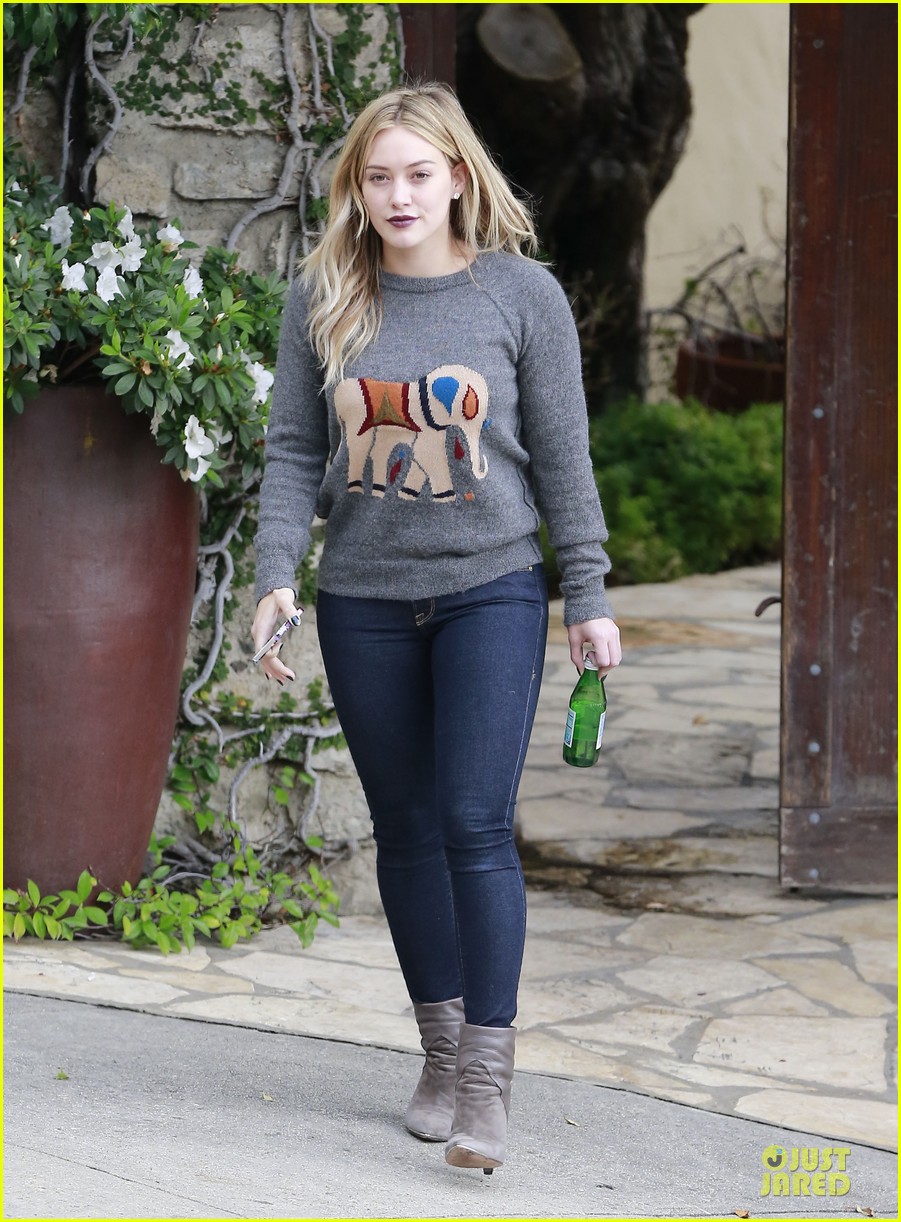 hilary duff breakast shopping with luca 01