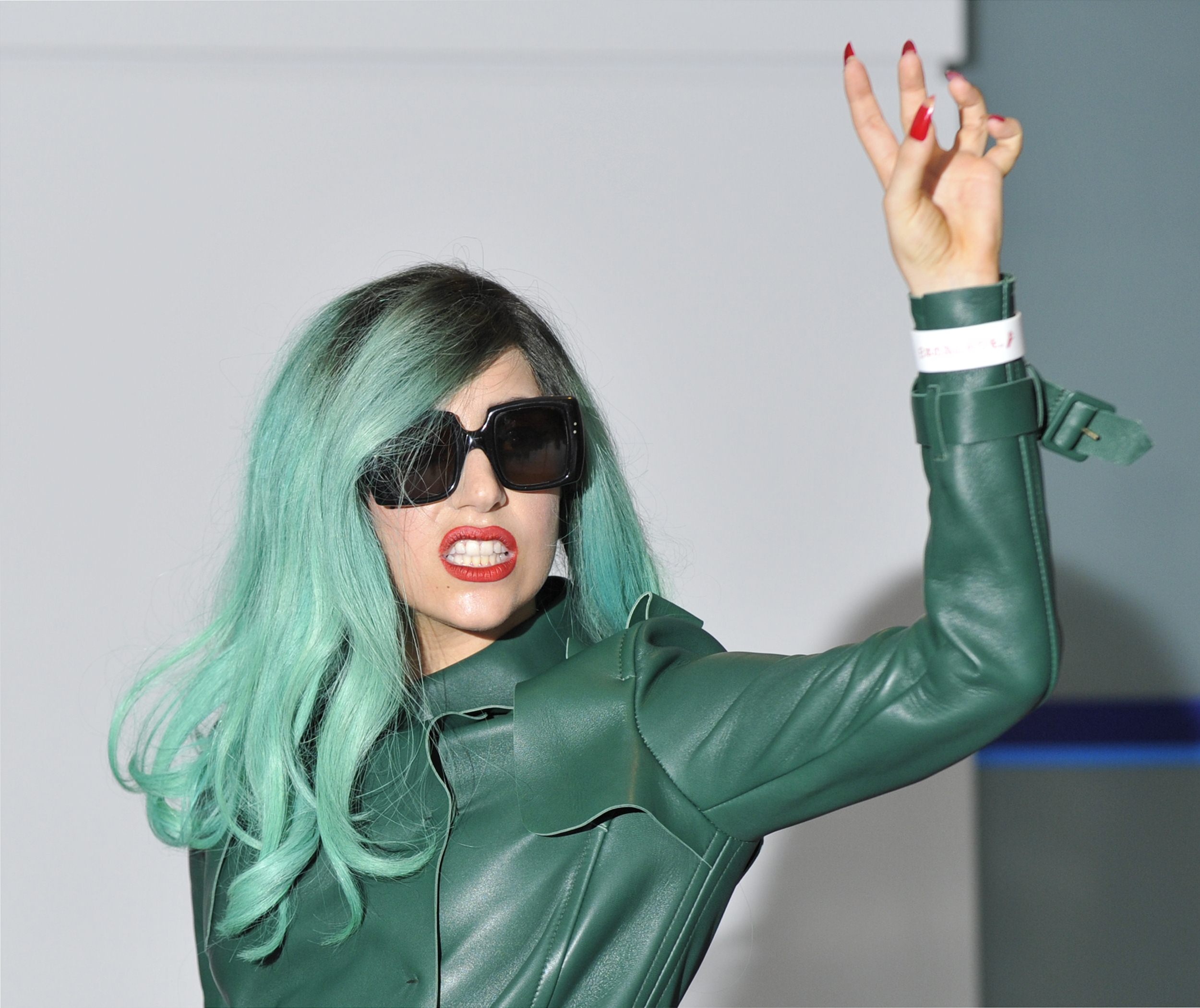 Tikipeter Lady Gaga arrives in Tokyo 020