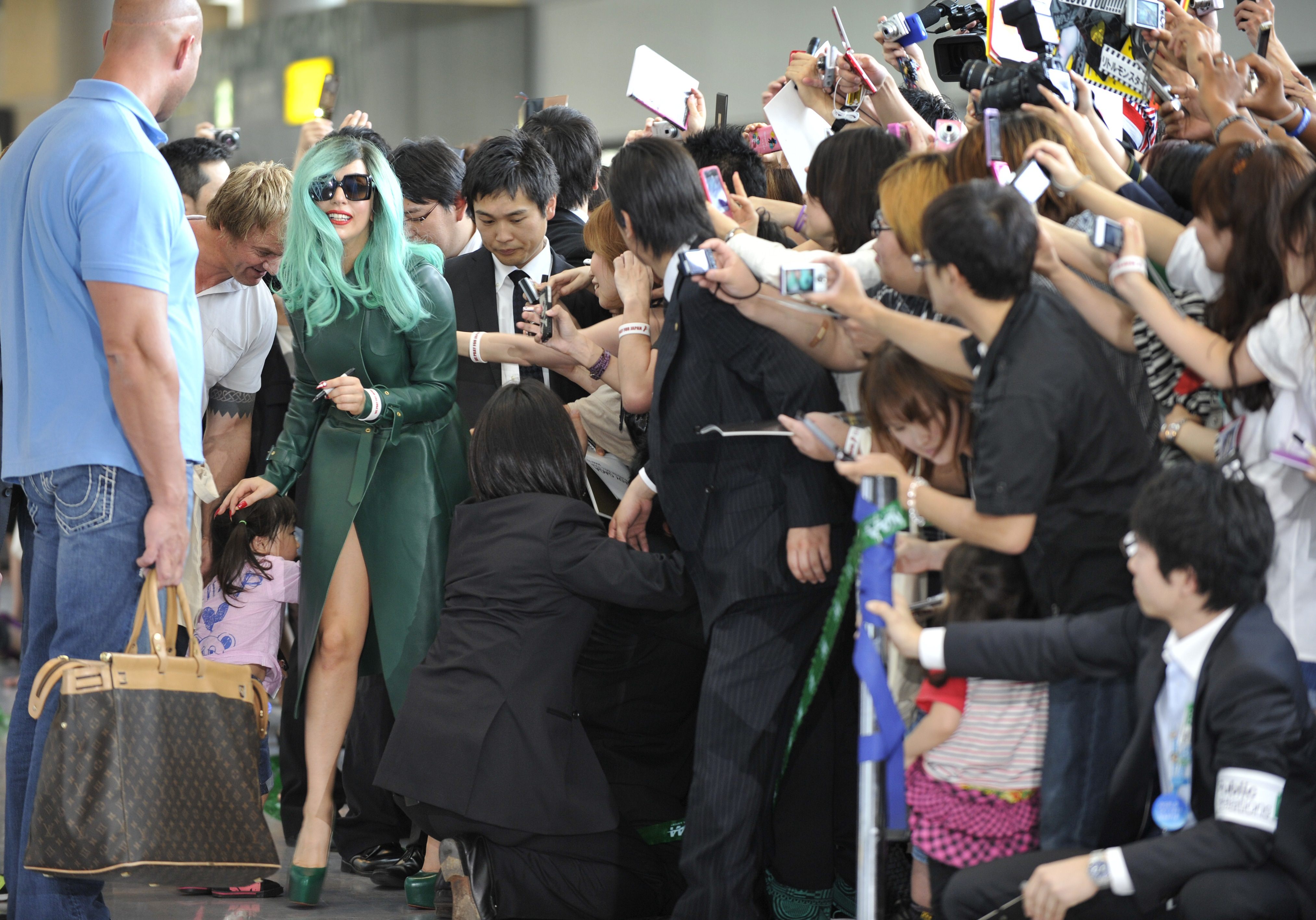 Tikipeter Lady Gaga arrives in Tokyo 025