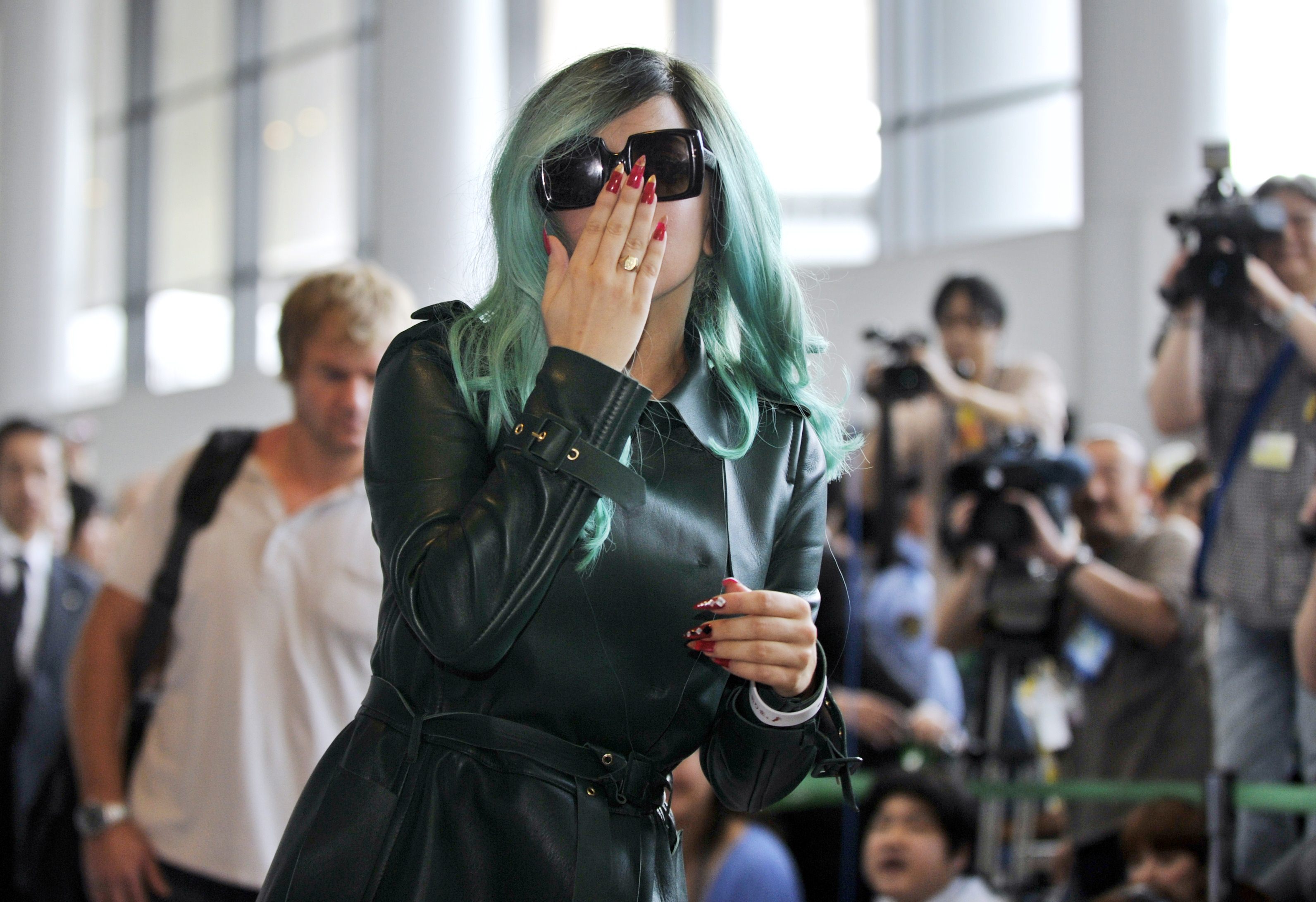 Tikipeter Lady Gaga arrives in Tokyo 024