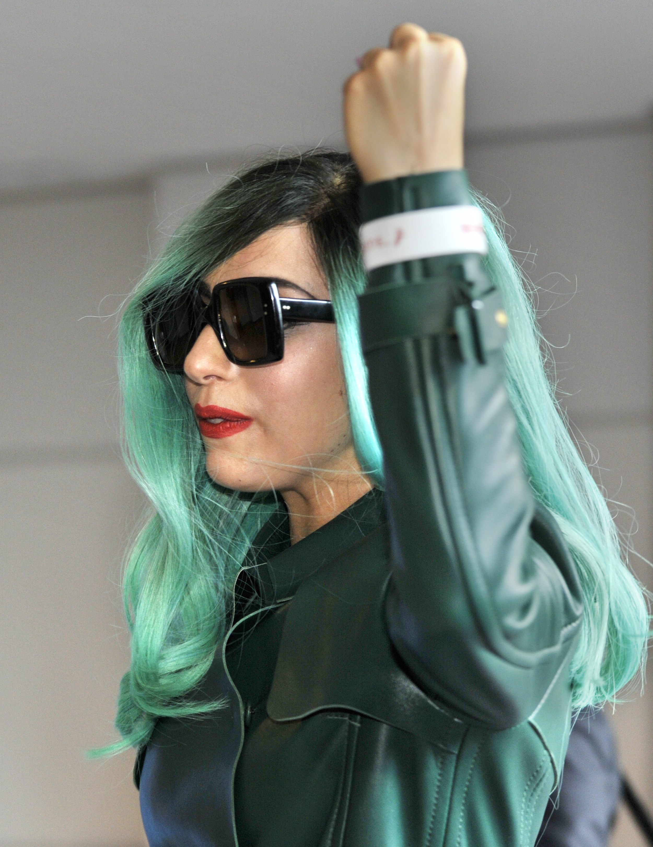 Tikipeter Lady Gaga arrives in Tokyo 002