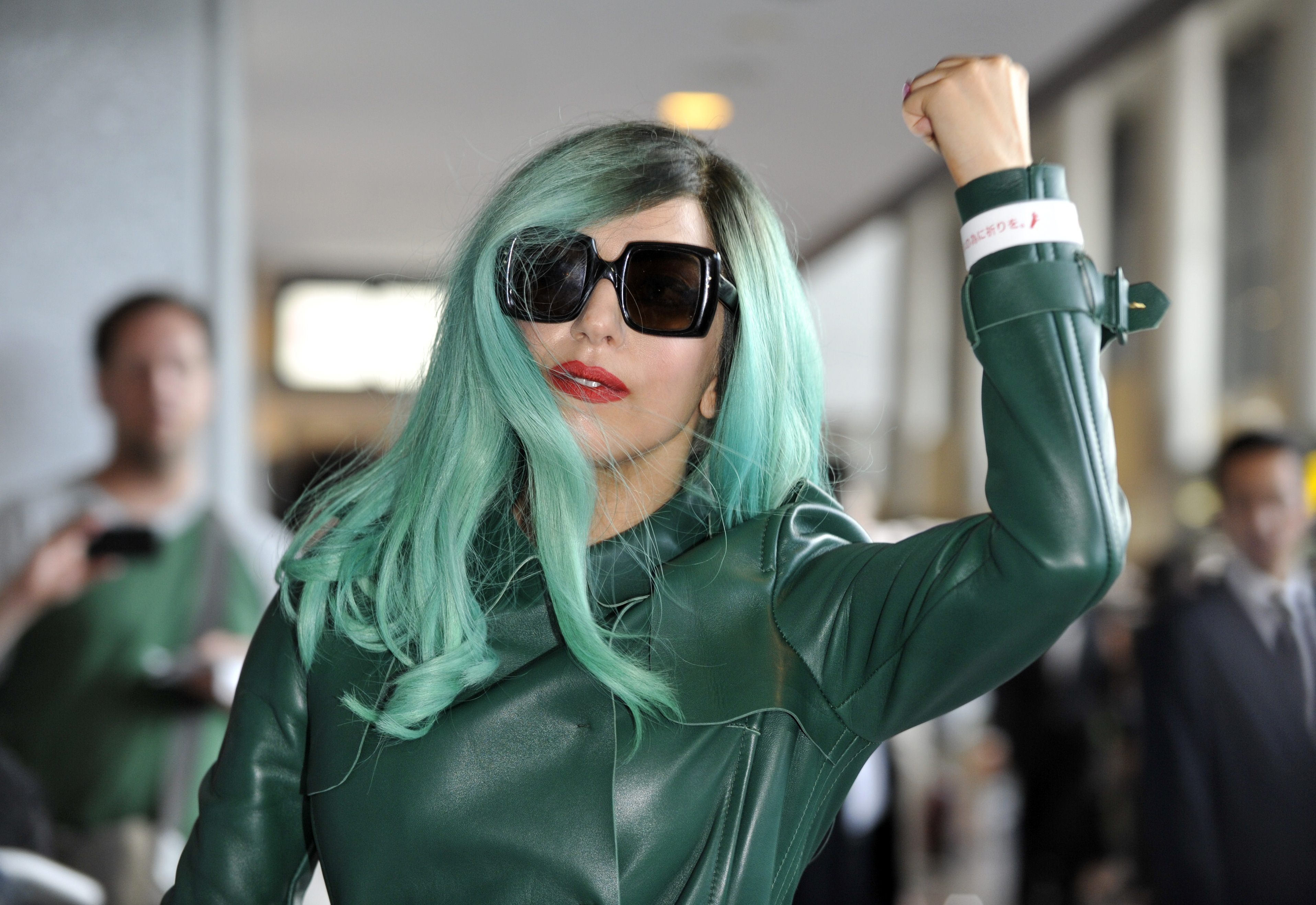 Tikipeter Lady Gaga arrives in Tokyo 001