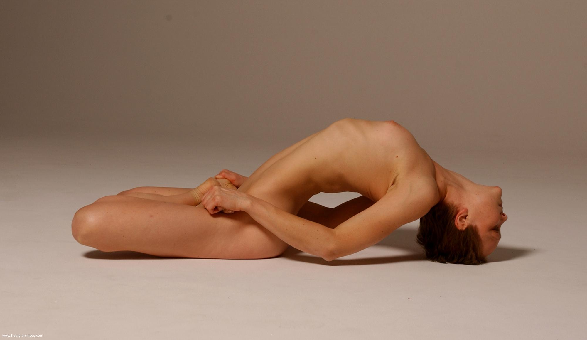 Ellen Nude Yoga Part 1 082903 017