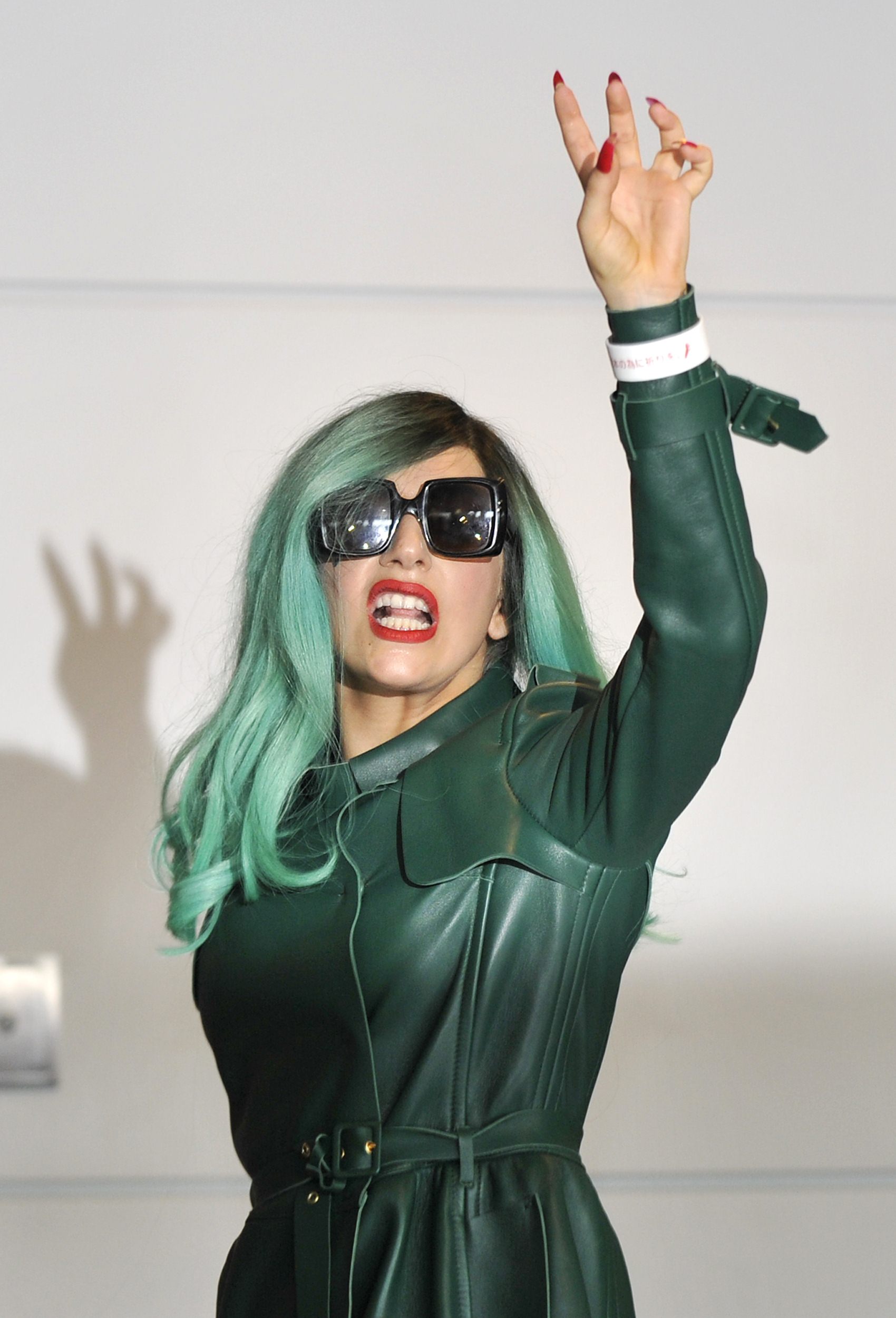 Tikipeter Lady Gaga arrives in Tokyo 014