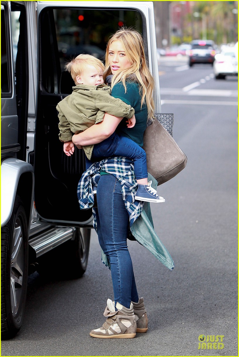 hilary duff breakast shopping with luca 05