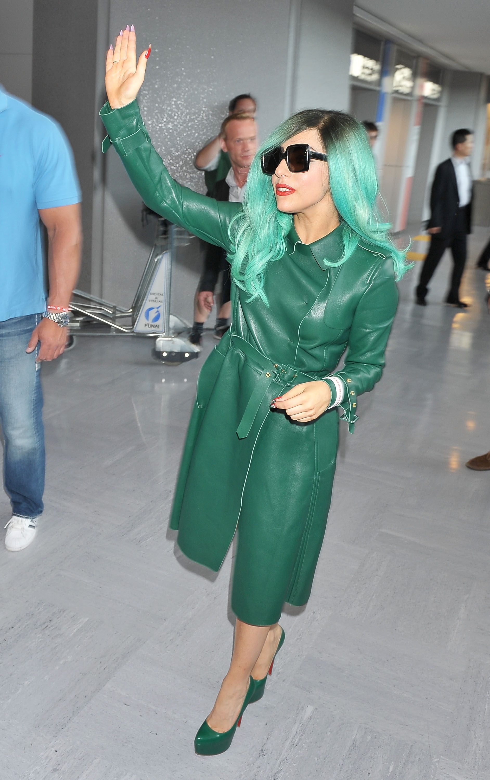 Tikipeter Lady Gaga arrives in Tokyo 004