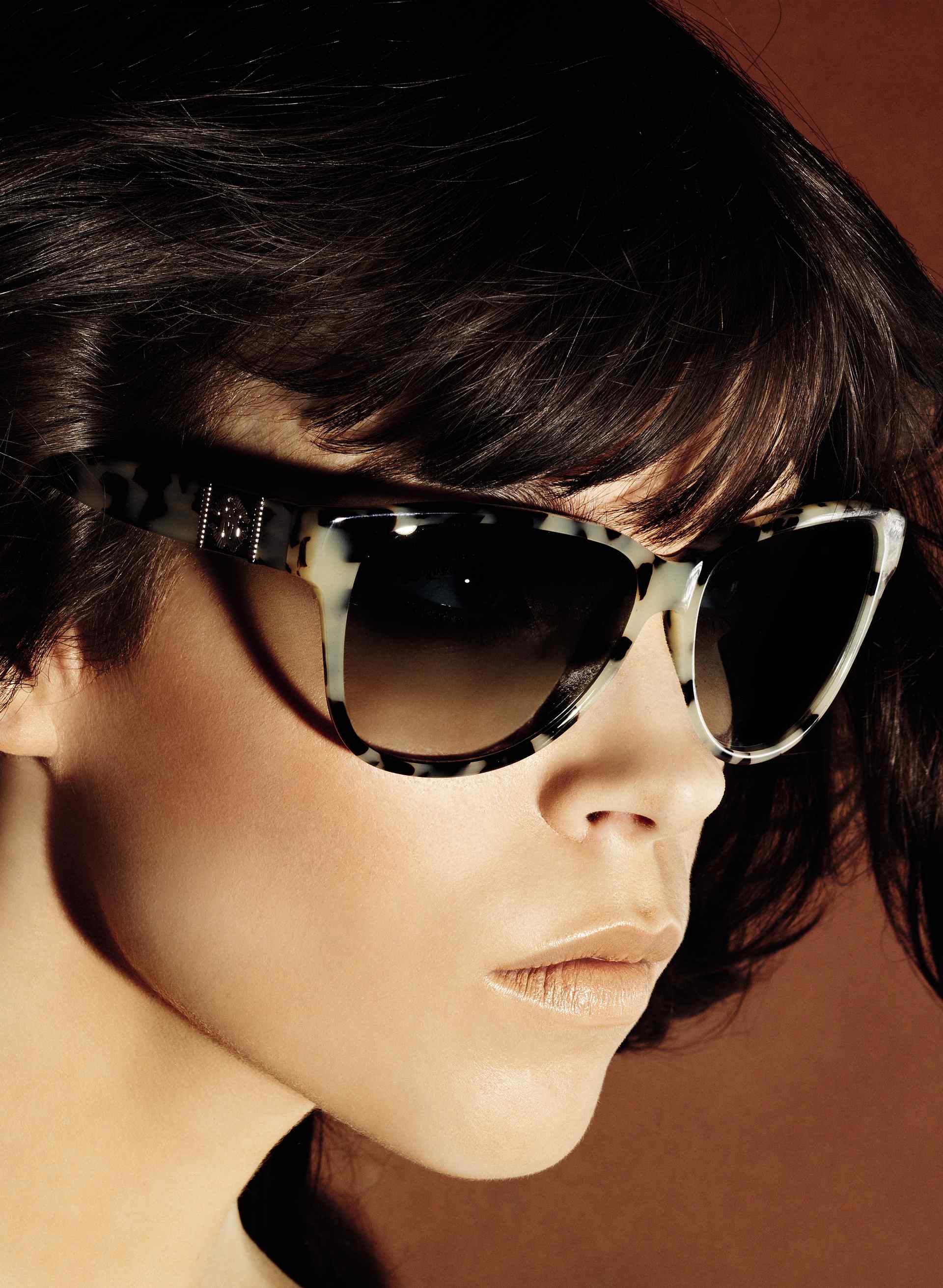 Женщина в солнечных очках. Роберто Кавалли очки солнцезащитные женские. Девушка в темных очках. Брюнетка в темных очках.