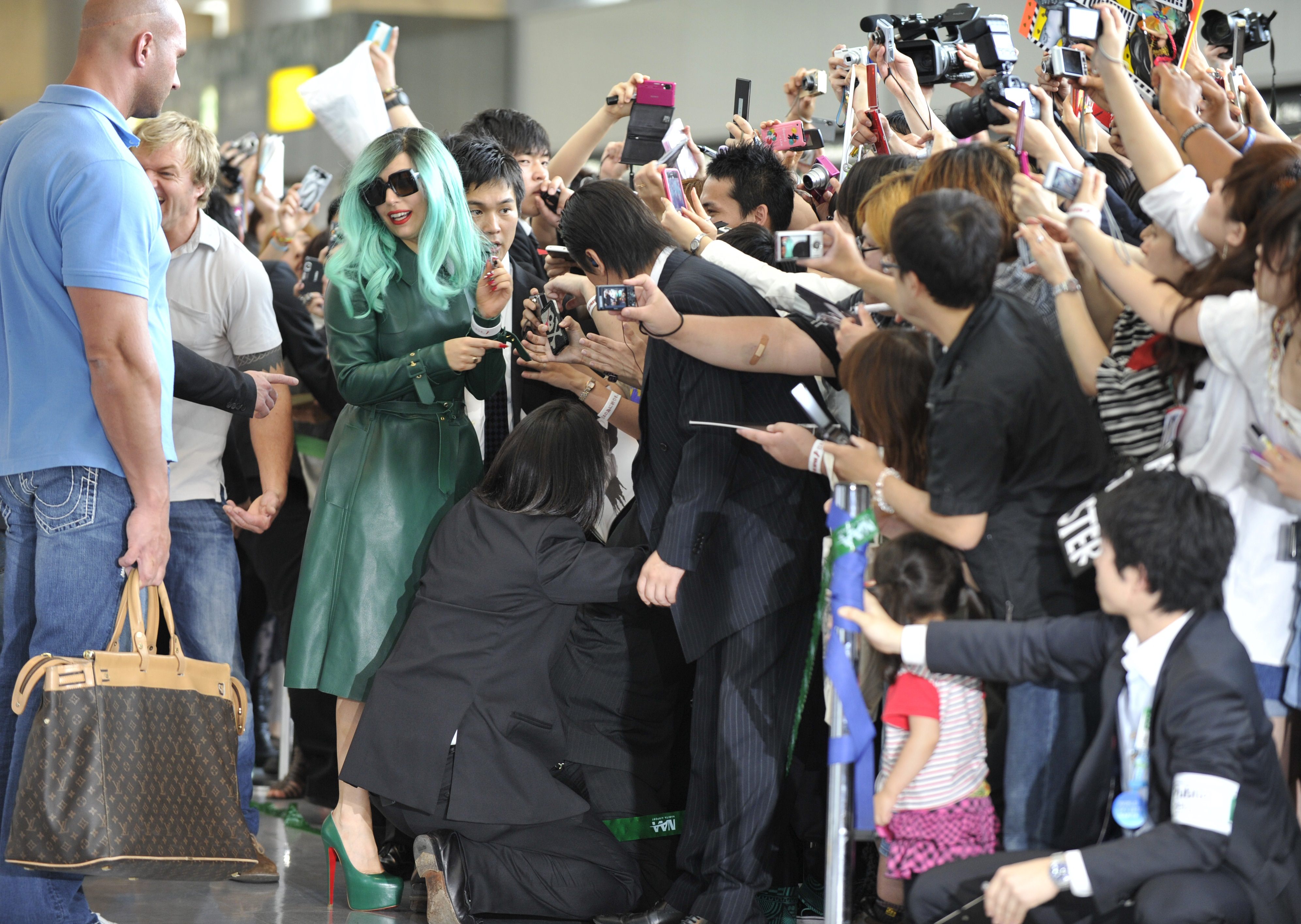 Tikipeter Lady Gaga arrives in Tokyo 016